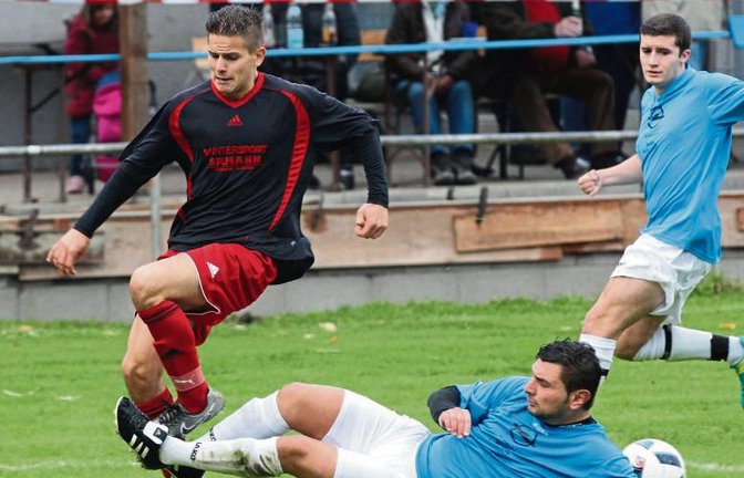 Die Großglattbacher sind wie hier Sebastian Stoklossa (links) von Häfnerhaslachs Spielertrainer Sedat Yilmaz personell etwas ausgebremst. Foto: Nachreiner
