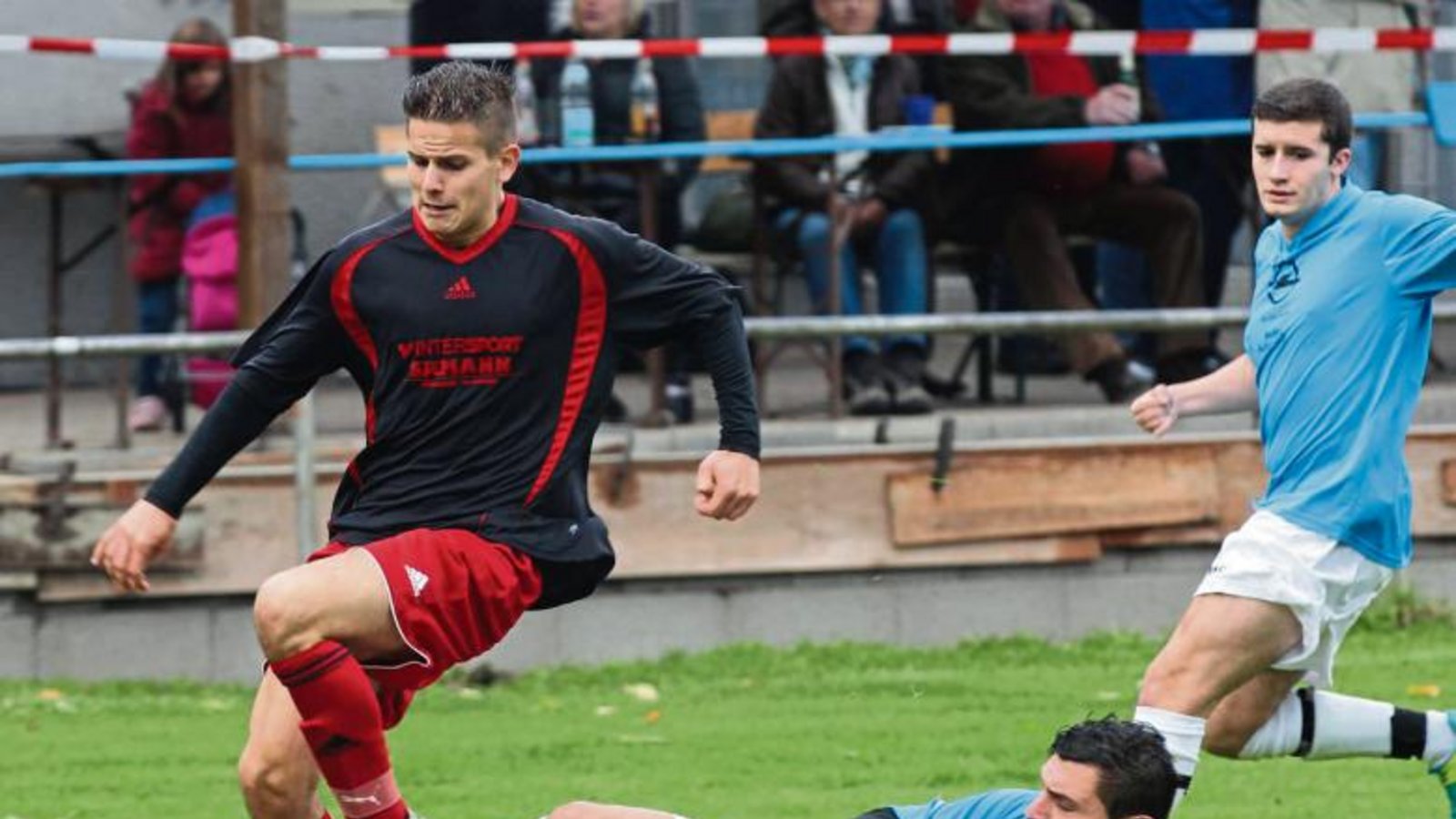 Die Großglattbacher sind wie hier Sebastian Stoklossa (links) von Häfnerhaslachs Spielertrainer Sedat Yilmaz personell etwas ausgebremst. Foto: Nachreiner