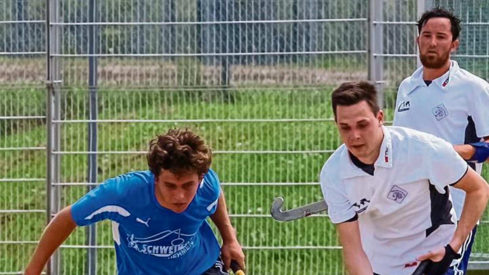 Der Bruchsaler Frank Max (links) kämpft mit Ludwig Schmid und Jan-Michael Zeeb um den Ball. Am Ende gewinnt die TSG Bruchsal mit 5:0 gegen den Club an der Enz. Foto: Simecek