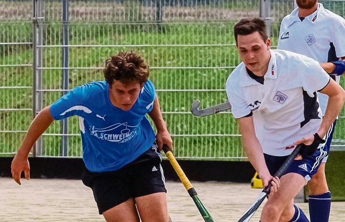 Der Bruchsaler Frank Max (links) kämpft mit Ludwig Schmid und Jan-Michael Zeeb um den Ball. Am Ende gewinnt die TSG Bruchsal mit 5:0 gegen den Club an der Enz. Foto: Simecek