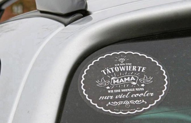 Wer ist cooler? Eine Mama mit oder eine Mutti ohne Tattoo? Die Fahrerin dieses Vaihinger Autos hat dazu eine eindeutige Meinung. Foto: Rostek