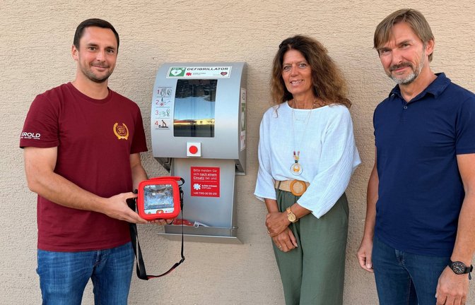 Philipp Rank (von links), Elke Koukal-Folk und Frank Koukal freuen sich über den Defibrillator in Großglattbach. <span class='image-autor'>Foto: Klassen</span>