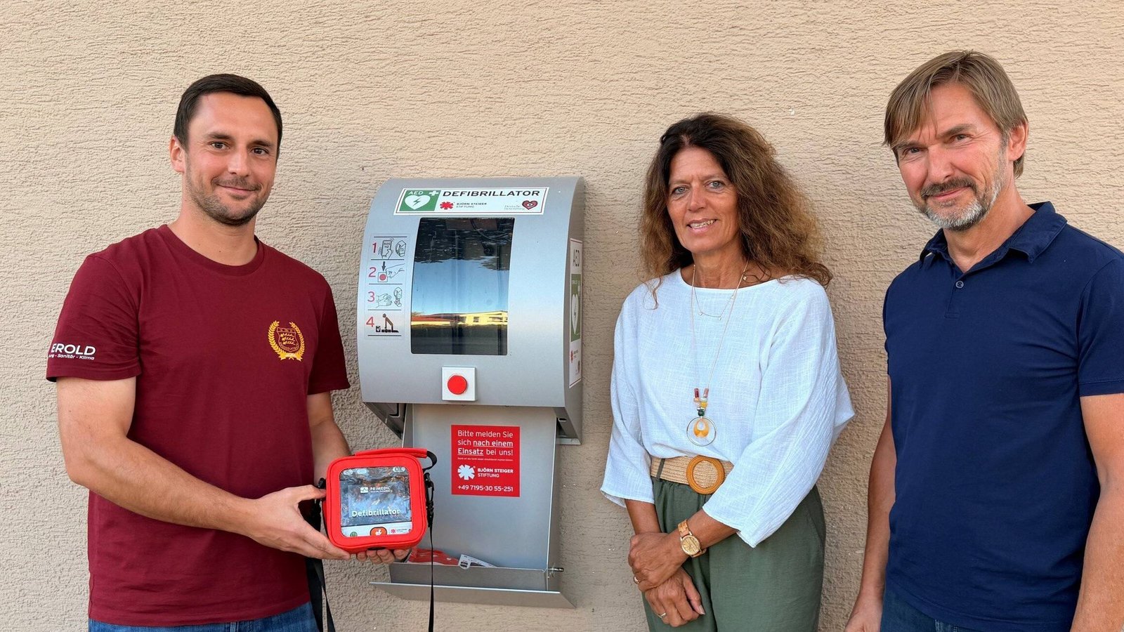 Philipp Rank (von links), Elke Koukal-Folk und Frank Koukal freuen sich über den Defibrillator in Großglattbach. Foto: Klassen Philipp Rank (von links), Elke Koukal-Folk und Frank Koukal freuen sich über den Defibrillator in Großglattbach. Foto: Klassen