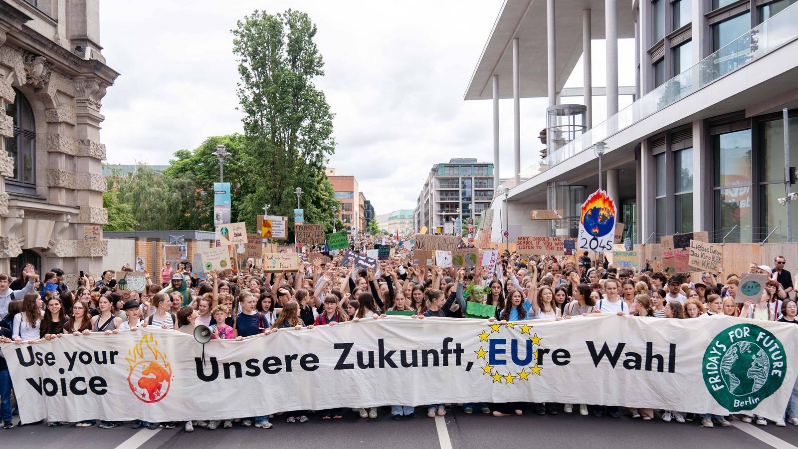 Fridays for Future Demozug im Mai: Die Aktivisten fordern mehr Klimaschutzmaßnahmen vor der Europawahl.Foto: IMAGO/Andreas Stroh/IMAGO/Andreas Stroh Fridays for Future Demozug im Mai: Die Aktivisten fordern mehr Klimaschutzmaßnahmen vor der Europawahl.Foto: IMAGO/Andreas Stroh/IMAGO/Andreas Stroh