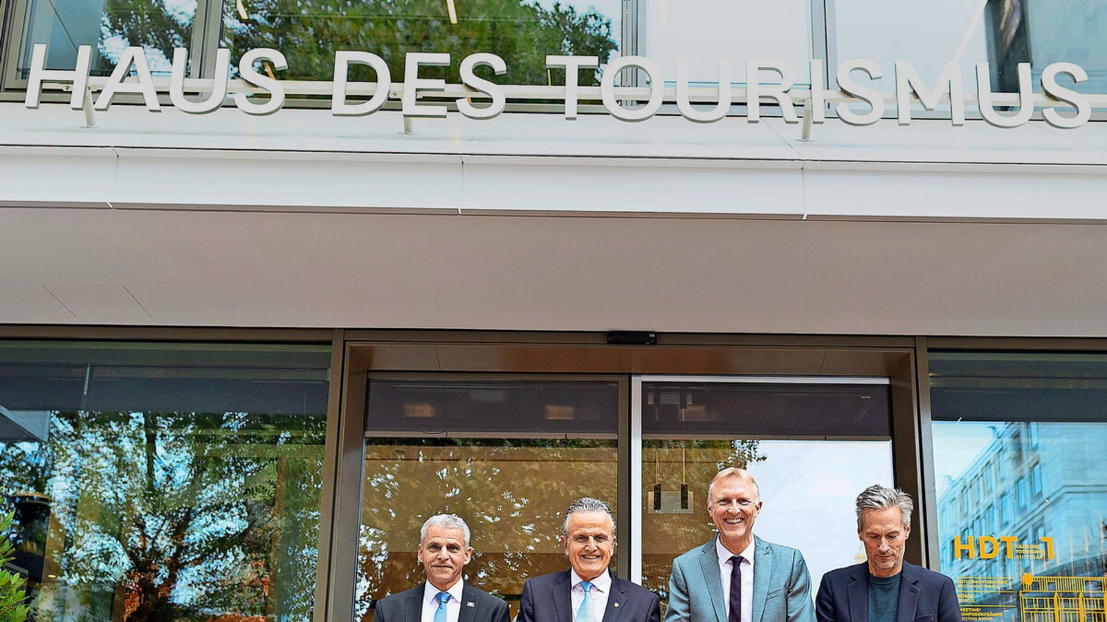 Bei der offiziellen Eröffnung (von links): Staatssekretär Patrick Rapp, OB Frank Nopper, Armin Dellnitz, Geschäftsführer Stuttgart-Marketing GmbH, und Cem Arat, geschäftsführender Gesellschafter asp-Architekten.Foto: Lichtgut/Leif Piechowski Bei der offiziellen Eröffnung (von links): Staatssekretär Patrick Rapp, OB Frank Nopper, Armin Dellnitz, Geschäftsführer Stuttgart-Marketing GmbH, und Cem Arat, geschäftsführender Gesellschafter asp-Architekten.Foto: Lichtgut/Leif Piechowski
