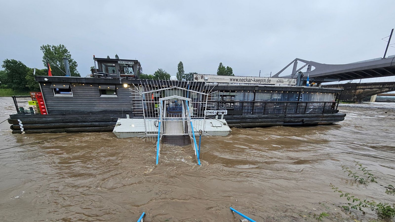 Auch der Neckar stieg an. Der Steg zum Ausflugsschiff ...Foto: Fotoagentur Stuttgart/Andreas Rosar
