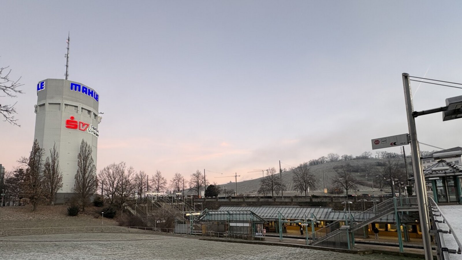 Direkt neben der Stadtbahnhaltestelle Pragsattel könnte laut einer Machbarkeitsstudie die Talstation einer Seilbahn zum Robert-Bosch-Krankenhaus entstehen.Foto: Christian Milankovic Direkt neben der Stadtbahnhaltestelle Pragsattel könnte laut einer Machbarkeitsstudie die Talstation einer Seilbahn zum Robert-Bosch-Krankenhaus entstehen.Foto: Christian Milankovic