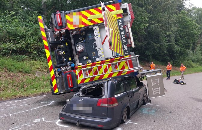 Das Feuerwehrfahrzeug kippte bei dem Unfall auf den Opel.<span class='image-autor'>Foto: K.Schmalz@KS-Images.de</span>