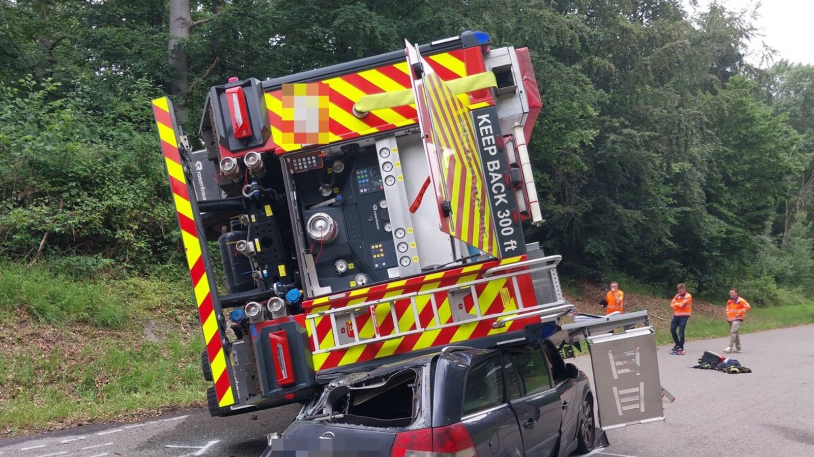 Das Feuerwehrfahrzeug kippte bei dem Unfall auf den Opel.Foto: K.Schmalz@KS-Images.de Das Feuerwehrfahrzeug kippte bei dem Unfall auf den Opel.Foto: K.Schmalz@KS-Images.de