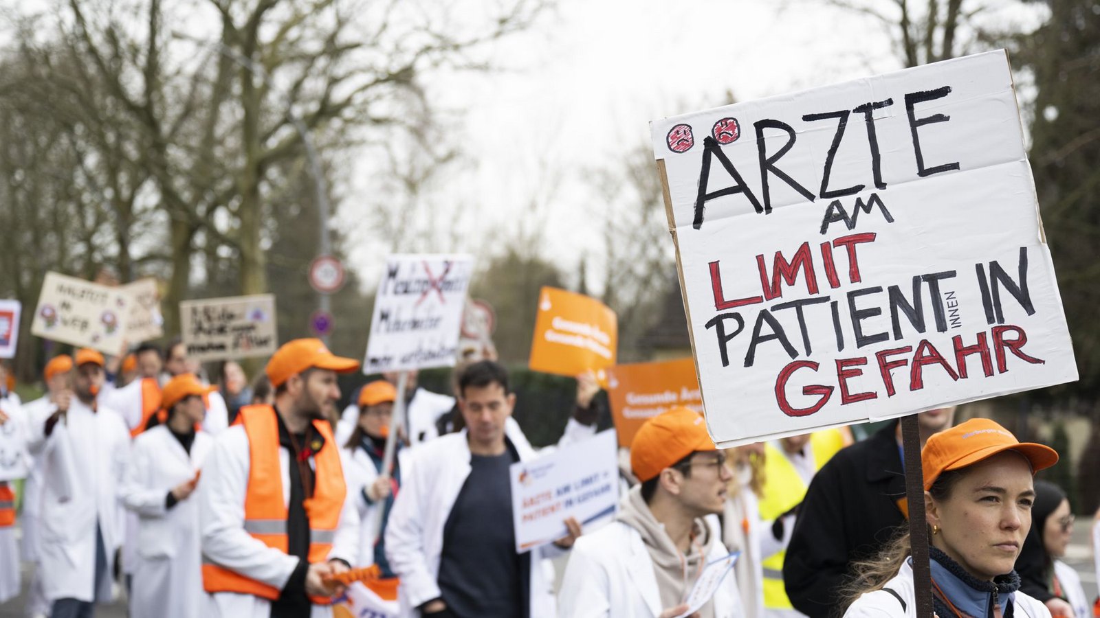 Mehr Lohn und bessere Arbeitsbedingungen fordern die Ärzte der Unikliniken – und gehen dafür auf die Straße.Foto: picture alliance/dpa/Christophe Gateau Mehr Lohn und bessere Arbeitsbedingungen fordern die Ärzte der Unikliniken – und gehen dafür auf die Straße.Foto: picture alliance/dpa/Christophe Gateau