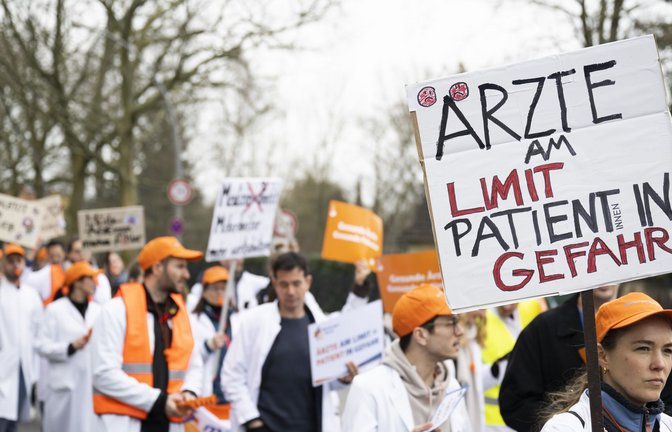 Mehr Lohn und bessere Arbeitsbedingungen fordern die Ärzte der Unikliniken – und gehen dafür auf die Straße.<span class='image-autor'>Foto: picture alliance/dpa/Christophe Gateau</span>