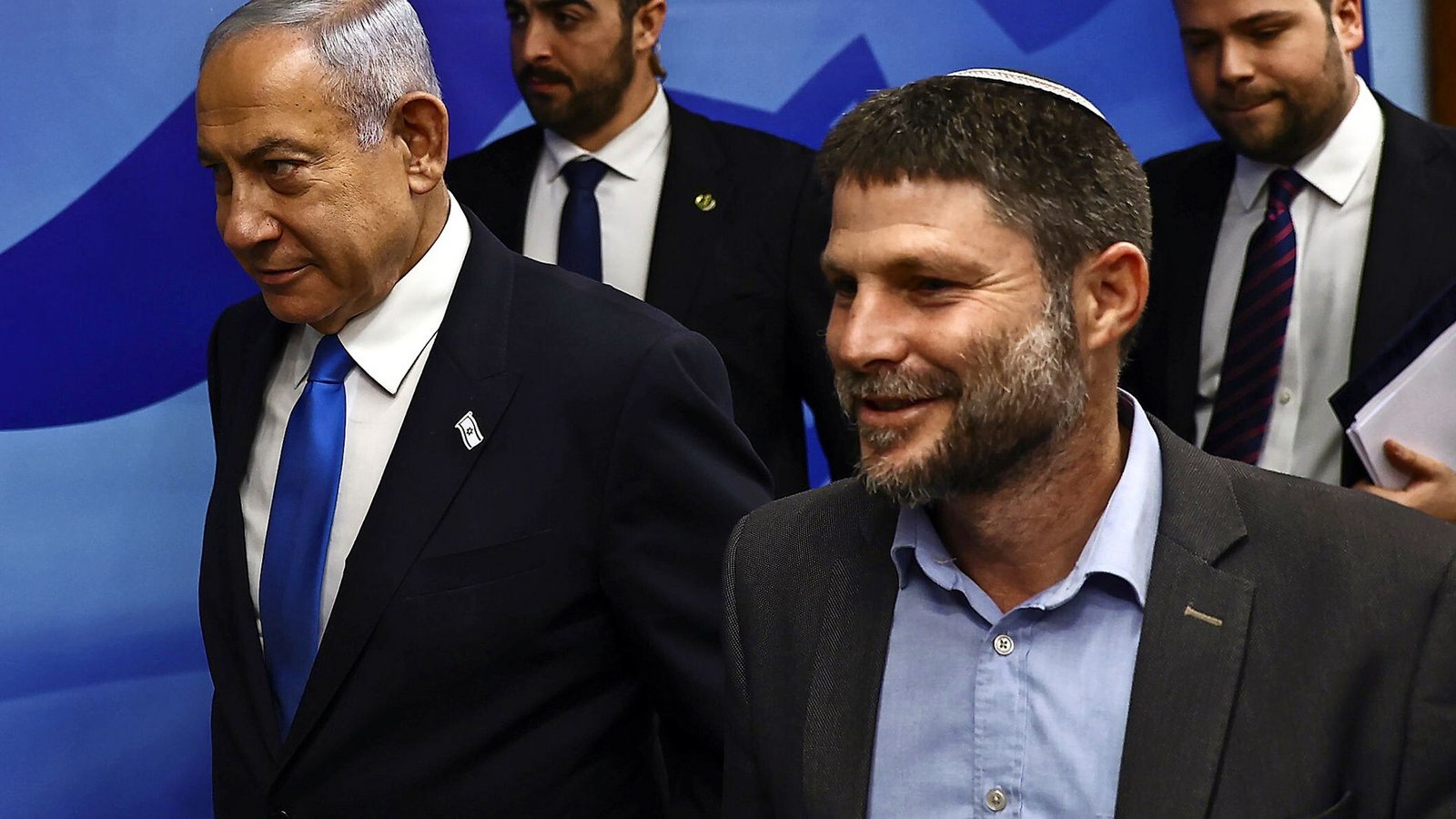 Benjamin Netanjahu (l) mit Bezalel Smotrich, Finanzminister von Israel. Israel treibt seinen illegalen Siedlungsbau im Westjordanland im Schatten des Iran-Kriegs voran (Archiv).Foto: dpa/Ronen Zvulun