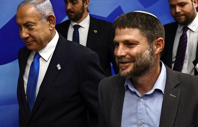 Benjamin Netanjahu (l) mit Bezalel Smotrich, Finanzminister von Israel. Israel treibt seinen illegalen Siedlungsbau im Westjordanland im Schatten des Iran-Kriegs voran (Archiv).<span class='image-autor'>Foto: dpa/Ronen Zvulun</span>