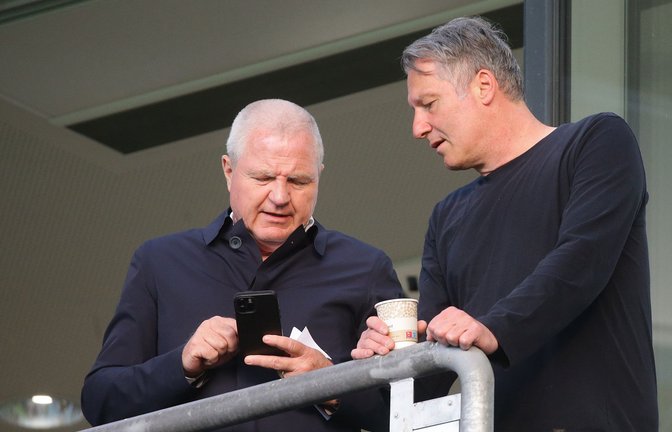 Lutz Siebrecht (re., neben Präsident Rainer Lorz) beim Besuch des Kickers-Spiels am 14. April gegen den 1. CfR Pforzheim.<span class='image-autor'>Foto: Baumann/Hansjürgen Britsch</span>