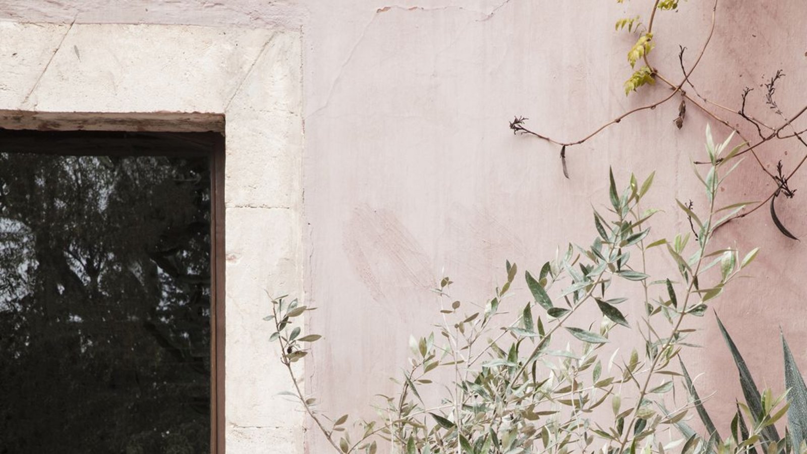 Wer farblich mal etwas wagen will – zu Naturtönen, Burgunder und Rosé passt ein mutiges Kobaltblau.Foto: Hersteller/Ferm Living Wer farblich mal etwas wagen will – zu Naturtönen, Burgunder und Rosé passt ein mutiges Kobaltblau.Foto: Hersteller/Ferm Living