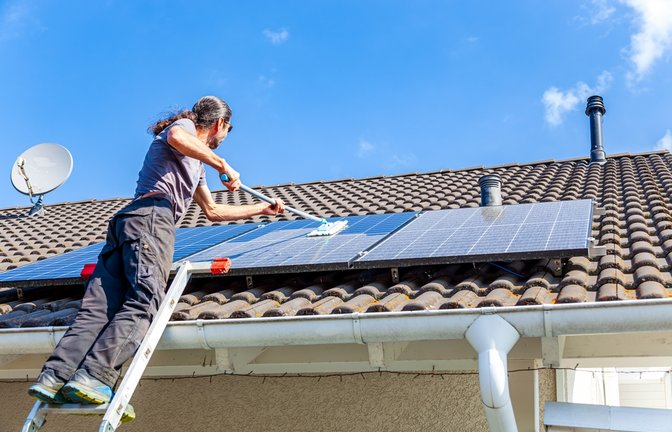 PV-Module reinigen: Warum eine regelmäßige Reinigung der Solaranlage wichtig ist, wie hoch die Kosten sind und ob sich die Reinigung selbst lohnt – alle Infos im Überblick.<span class='image-autor'>Foto: Mabeline72 / Shutterstock.com</span>