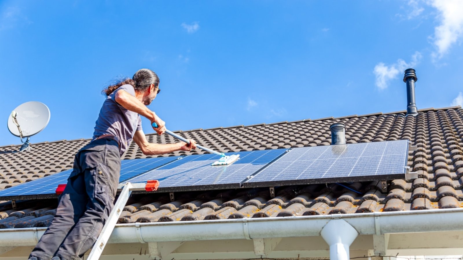 PV-Module reinigen: Warum eine regelmäßige Reinigung der Solaranlage wichtig ist, wie hoch die Kosten sind und ob sich die Reinigung selbst lohnt – alle Infos im Überblick.Foto: Mabeline72 / Shutterstock.com PV-Module reinigen: Warum eine regelmäßige Reinigung der Solaranlage wichtig ist, wie hoch die Kosten sind und ob sich die Reinigung selbst lohnt – alle Infos im Überblick.Foto: Mabeline72 / Shutterstock.com