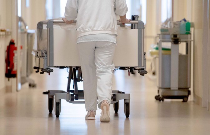 Ein Pluspunkt der Reform: Patienten behalten ihr Krankenhaus vor Ort und müssen nur für besondere Behandlungen und Eingriffe weitere Wege auf sich nehmen.<span class='image-autor'>Foto: dpa/Marijan Murat</span>