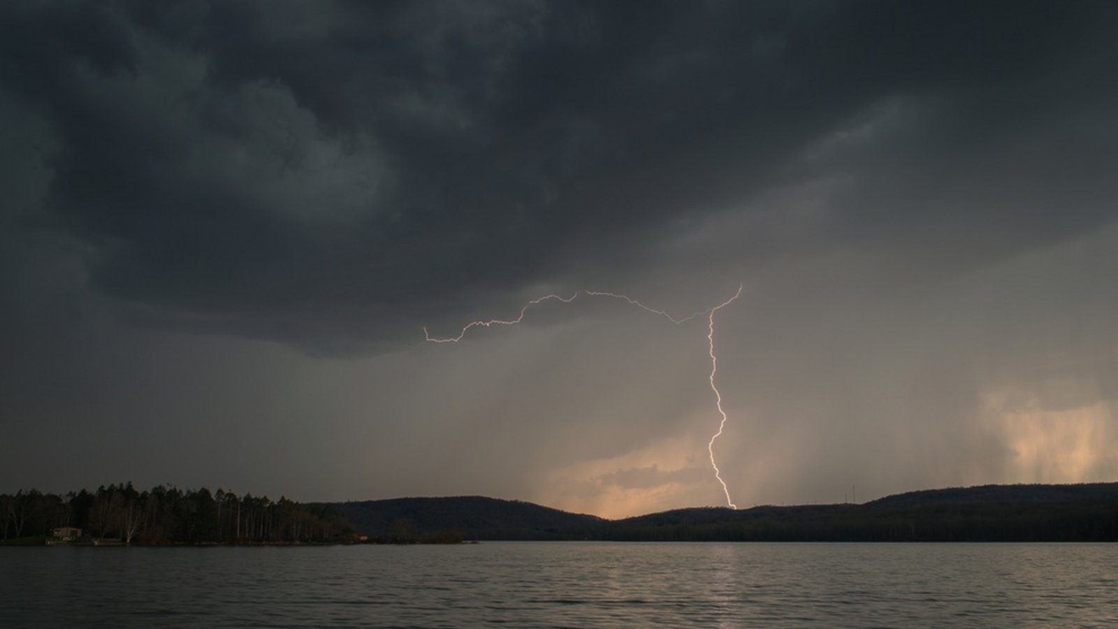Es drohen wieder Gewitter in Deutschland.Foto: Connor Sipe / shutterstock.com Es drohen wieder Gewitter in Deutschland.Foto: Connor Sipe / shutterstock.com