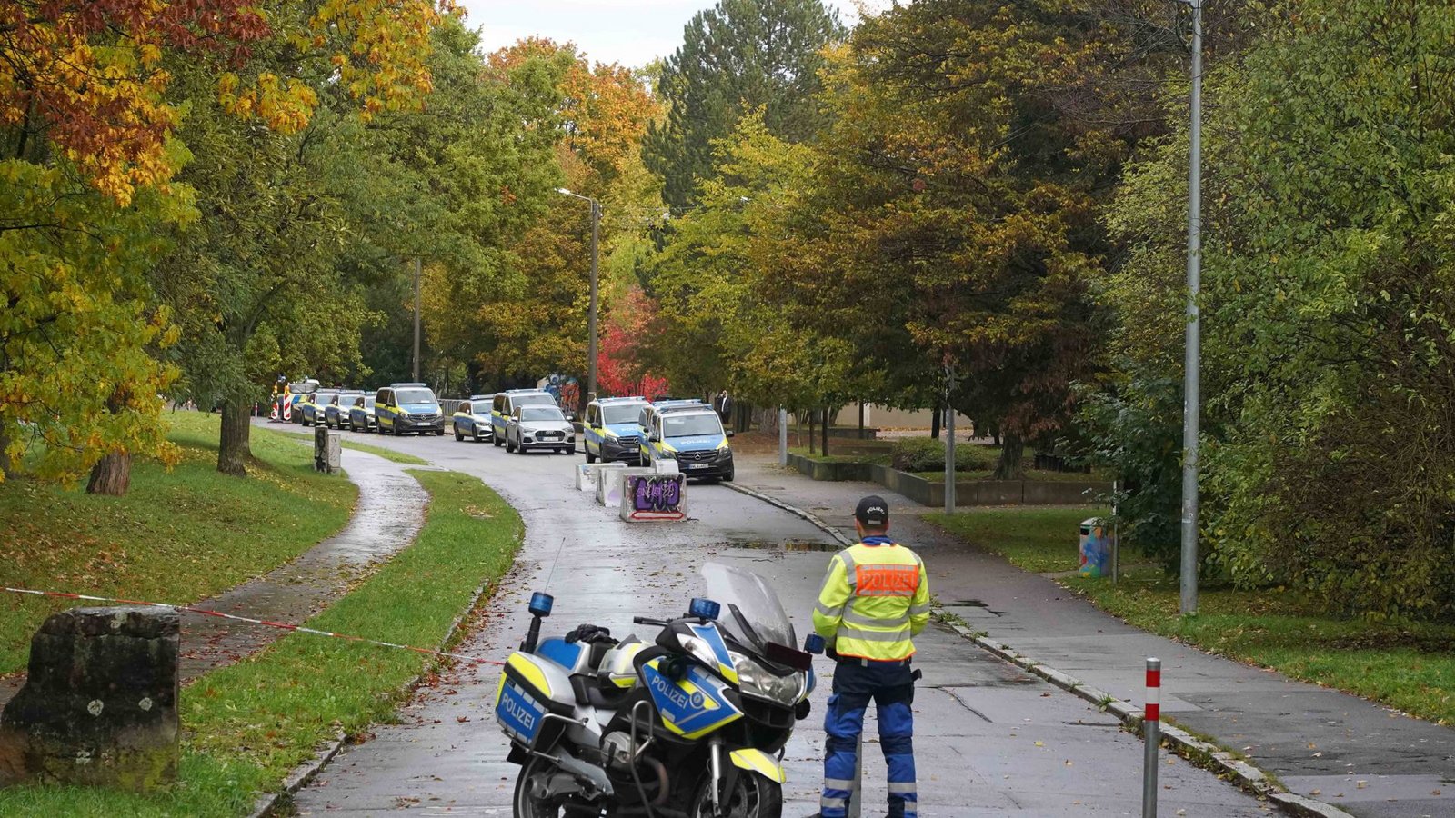 Die Straße vor der Schule wurden abgesperrt.Foto: Andreas Rosar Fotoagentur-Stuttgart/Andreas Rosar Fotoagentur-Stuttgart