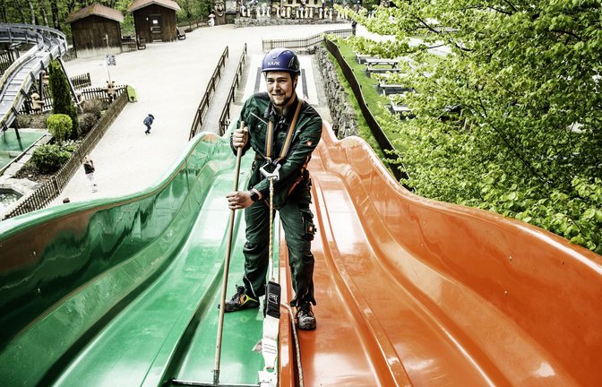 Simon Süsser sorgt dafür, dass die  Traumland-Rutsche auch rutschig ist.<span class='image-autor'>Foto: /Andreas Reiner</span>