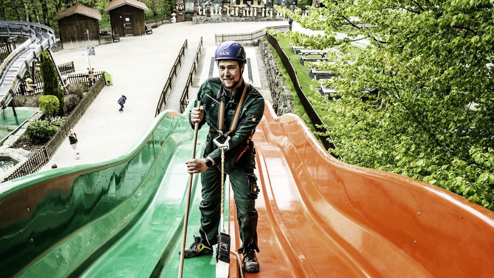 Simon Süsser sorgt dafür, dass die Traumland-Rutsche auch rutschig ist.Foto: /Andreas Reiner Simon Süsser sorgt dafür, dass die Traumland-Rutsche auch rutschig ist.Foto: /Andreas Reiner