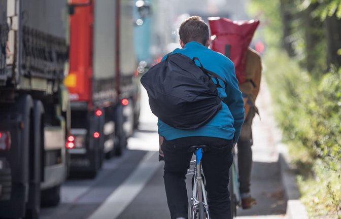 Diese Abstände müssen beim Überholen von Radfahrern eingehalten werden. Alles über die Abstände und die neuen Regeln.<span class='image-autor'>Foto: Canetti / Shutterstock.com</span>