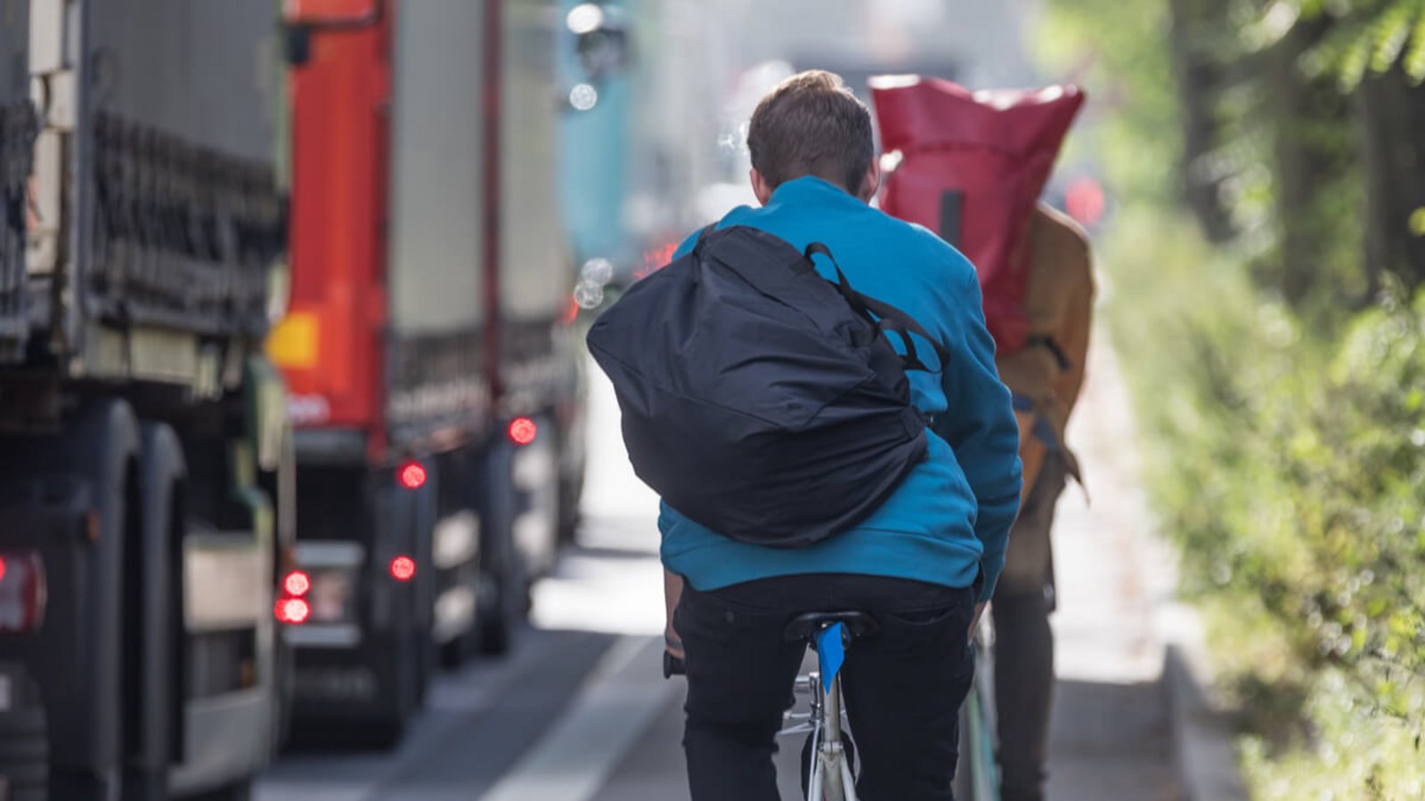 Diese Abstände müssen beim Überholen von Radfahrern eingehalten werden. Alles über die Abstände und die neuen Regeln.Foto: Canetti / Shutterstock.com