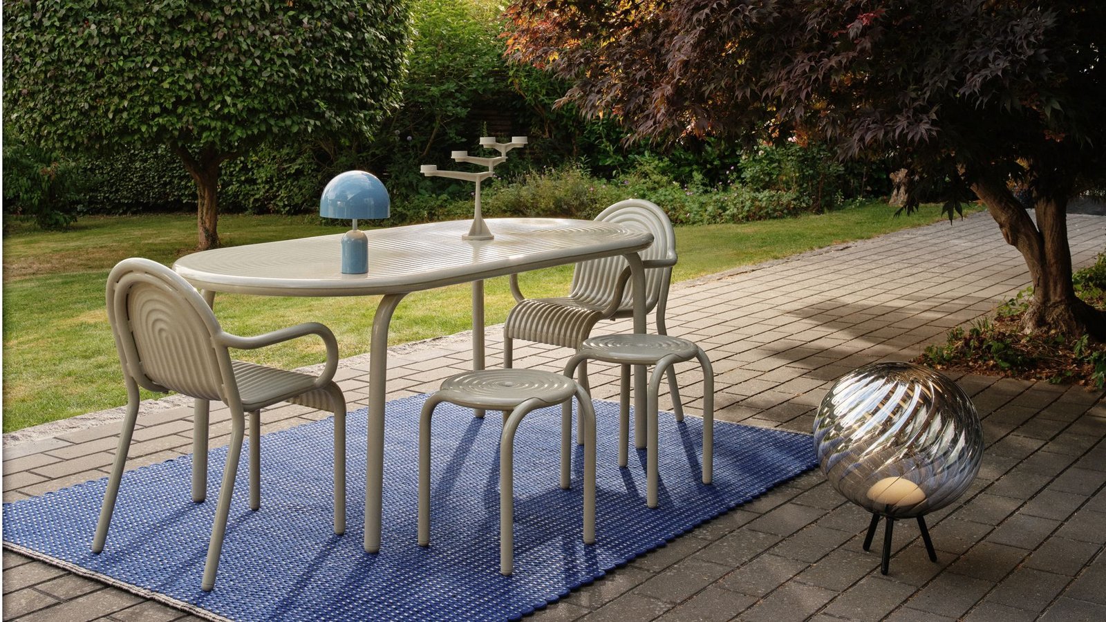 Ton-in-Ton-Streifen. Der Rillenlook von Tisch, Hocker und Sessel von Tom Dixons erster Outdoor-Kollektion passt zum Teppich, der aus 100 Prozent recyceltem Material besteht.Foto: Hersteller/Tom Dixon/PETE NAVEY Ton-in-Ton-Streifen. Der Rillenlook von Tisch, Hocker und Sessel von Tom Dixons erster Outdoor-Kollektion passt zum Teppich, der aus 100 Prozent recyceltem Material besteht.Foto: Hersteller/Tom Dixon/PETE NAVEY