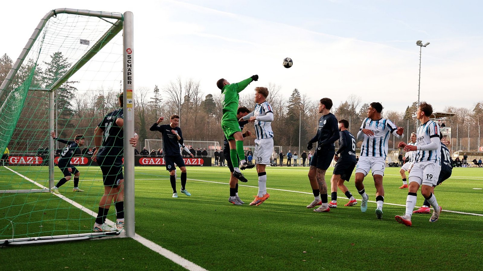 Young-Boys-Keeper Nikolay Goranov klärt vor Kickers-Mittelstürmer Samuel Unsöld.Foto: Baumann/Alexander Keppler
