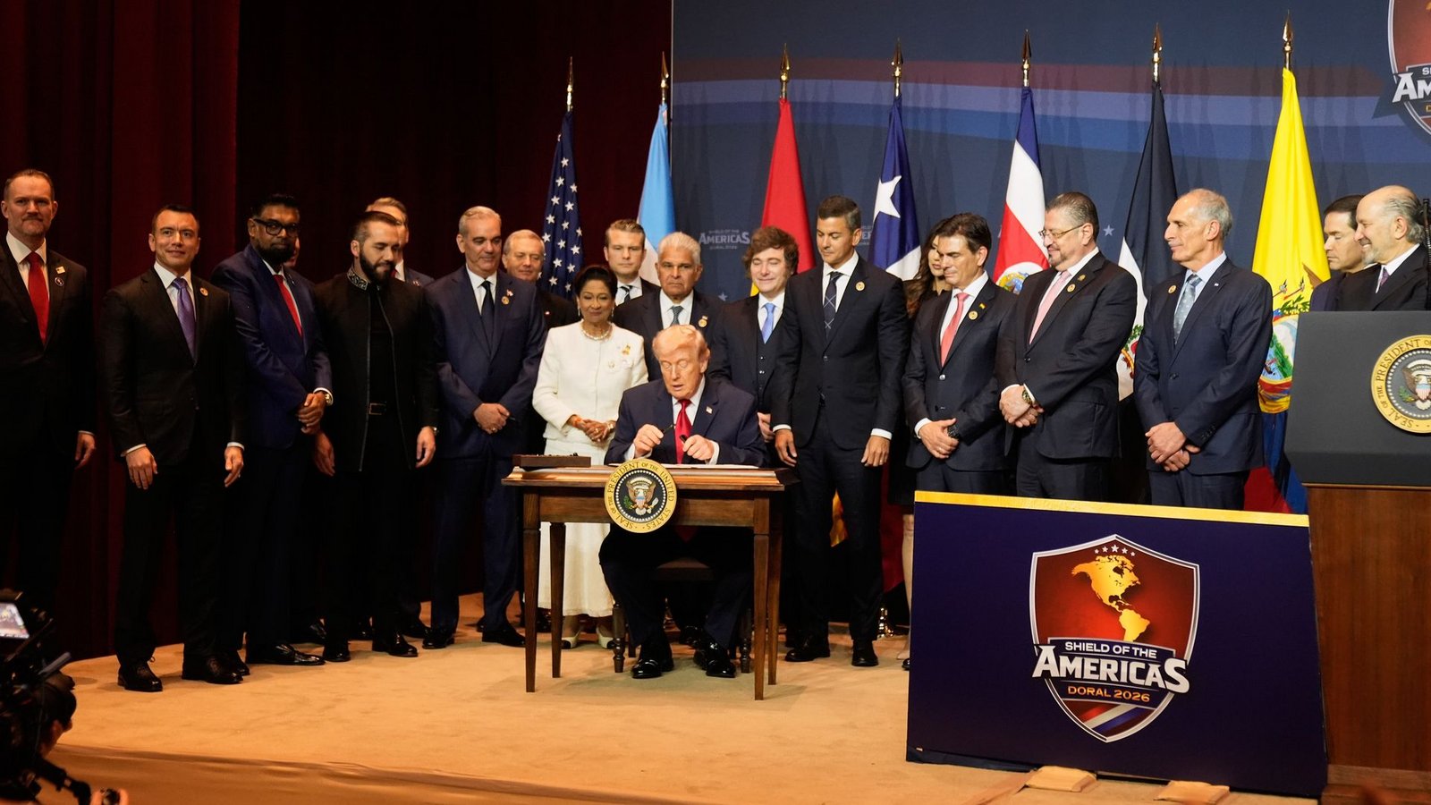 Trump empfängt Regierungschefs aus Lateinamerika und Karibik in Florida.Foto: Mark Schiefelbein/AP/dpa Trump empfängt Regierungschefs aus Lateinamerika und Karibik in Florida.Foto: Mark Schiefelbein/AP/dpa