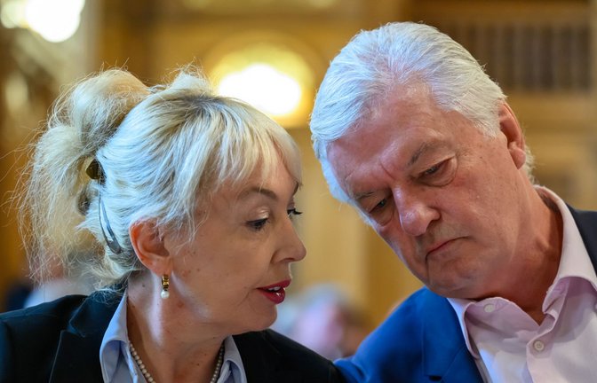 Jürgen Elsässer, Compact-Chefredakteur, und seine Ehefrau Stephanie Elsässer im Bundesverwaltungsgericht in Leipzig.<span class='image-autor'>Foto: &nbsp;</span>