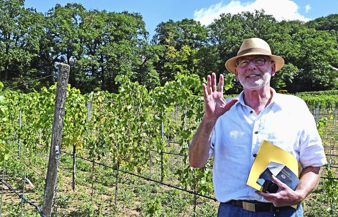 Neue Rebsorten für umweltschonenderen Weinbau: Rolf Steiner, Direktor des Staatlichen Weinbauinstituts Freiburg, stellt pilzwiderstandsfähige Sorten vor.<span class='image-autor'>Foto: dpa/Peter Zschunke</span>