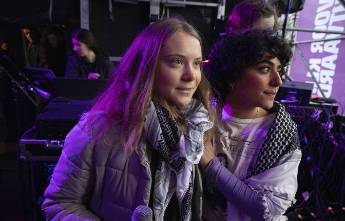 Palästinensertücher und Schweigen zum „Völkermord“-Vorwurf an Israel: Fridays-for-Future-Frontfrau Greta Thunberg (links) und die Aktivistin Sahar Shirzad in Amsterdam<span class='image-autor'>Foto: dpa/Peter Dejong</span>