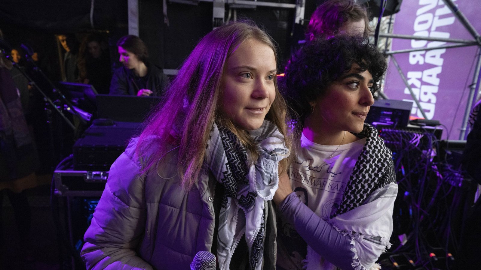 Palästinensertücher und Schweigen zum „Völkermord“-Vorwurf an Israel: Fridays-for-Future-Frontfrau Greta Thunberg (links) und die Aktivistin Sahar Shirzad in AmsterdamFoto: dpa/Peter Dejong