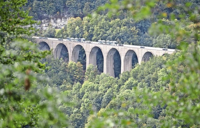 Der Albaufstieg bei Mühlhausen wird bis Sonntagmorgen  zum Nadelöhr.<span class='image-autor'>Foto: dpa/Marijan Murat</span>