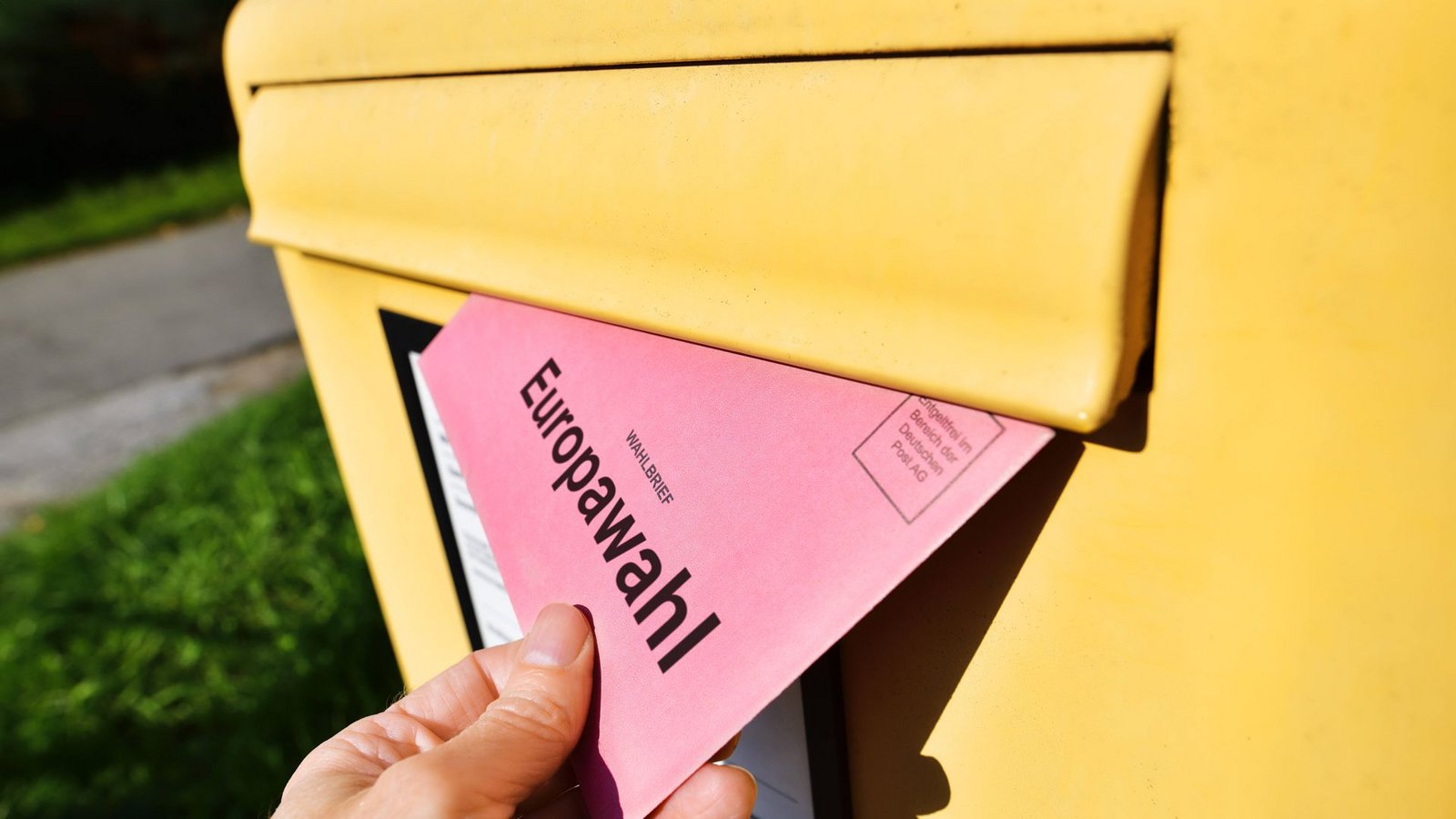 Für den Briefkasten ist es jetzt zu spät. Die Wahlzettel müssen bis Sonntag, 18 Uhr, in den Wahllokalen abgegeben werden.Foto: IMAGO/Christian Ohde Für den Briefkasten ist es jetzt zu spät. Die Wahlzettel müssen bis Sonntag, 18 Uhr, in den Wahllokalen abgegeben werden.Foto: IMAGO/Christian Ohde