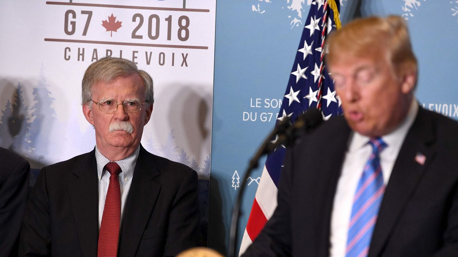 Sicherheitsberater John Bolton (l.) bei einer Rede von Trump am 9. Juni 2018. Bolton soll geheime Infos zur US-Verteidigung weitergegeben haben. zu.Foto: AFP/SAUL LOEB Sicherheitsberater John Bolton (l.) bei einer Rede von Trump am 9. Juni 2018. Bolton soll geheime Infos zur US-Verteidigung weitergegeben haben. zu.Foto: AFP/SAUL LOEB