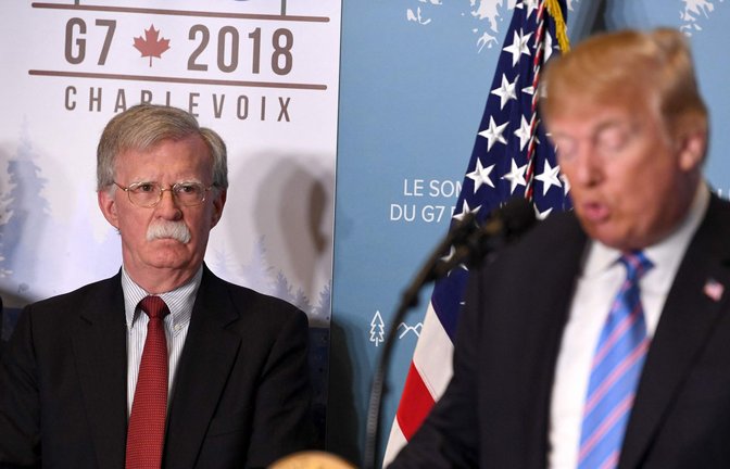 Sicherheitsberater John Bolton (l.) bei einer Rede von Trump am 9. Juni 2018. Bolton soll geheime Infos zur US-Verteidigung weitergegeben haben.  zu.<span class='image-autor'>Foto: AFP/SAUL LOEB</span>