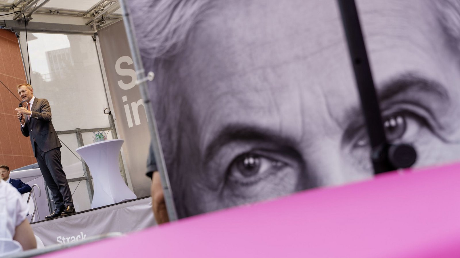 Christian Lindner bei einer Abschlussveranstaltung der FDP im Europawahlkampf. Auf dem Plakat ist Spitzenkandidatin Marie-Agnes Strack-Zimmermann zu sehen.Foto: dpa/Andreas Arnold Christian Lindner bei einer Abschlussveranstaltung der FDP im Europawahlkampf. Auf dem Plakat ist Spitzenkandidatin Marie-Agnes Strack-Zimmermann zu sehen.Foto: dpa/Andreas Arnold