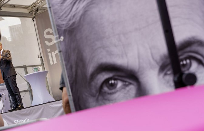 Christian Lindner bei einer Abschlussveranstaltung der FDP im Europawahlkampf. Auf dem Plakat ist Spitzenkandidatin Marie-Agnes Strack-Zimmermann zu sehen.<span class='image-autor'>Foto: dpa/Andreas Arnold</span>