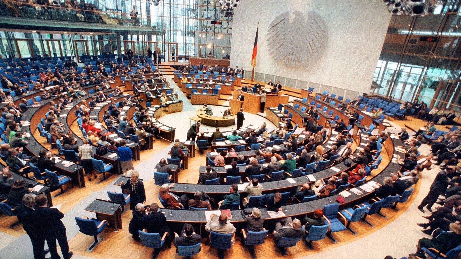 Ist Deutschland nach den Menschheitsverbrechen  in der NS-Zeit    besser geworden?  Mit dieser Frage  hat sich sich die Politik , im Bild der neuen Plenarsaal des Bundestages in Bonn 1994, immer wieder auseinandergesetzt und tut es  bis heute noch.Foto: dpa/Michael_Jung