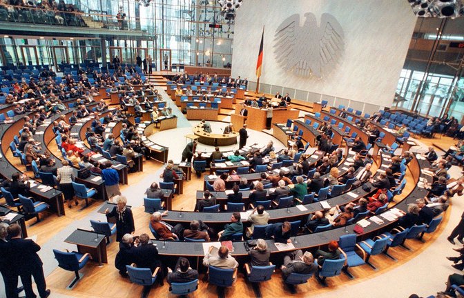 Ist Deutschland nach den Menschheitsverbrechen  in der NS-Zeit    besser geworden?  Mit dieser Frage  hat sich sich die Politik , im Bild der neuen Plenarsaal des Bundestages in Bonn 1994, immer wieder auseinandergesetzt und tut es  bis heute noch.<span class='image-autor'>Foto: dpa/Michael_Jung</span>