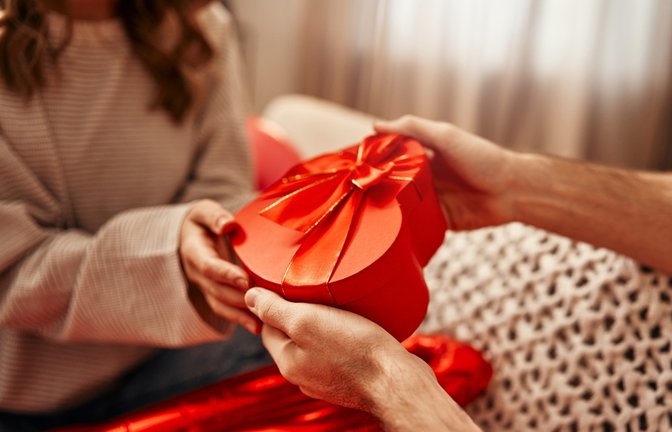 Wer ein Last-Minute-Geschenk zum Valentinstag sucht, wird unter Umständen auch online fündig.<span class='image-autor'>Foto: ORION PRODUCTION/ Shutterstock</span>