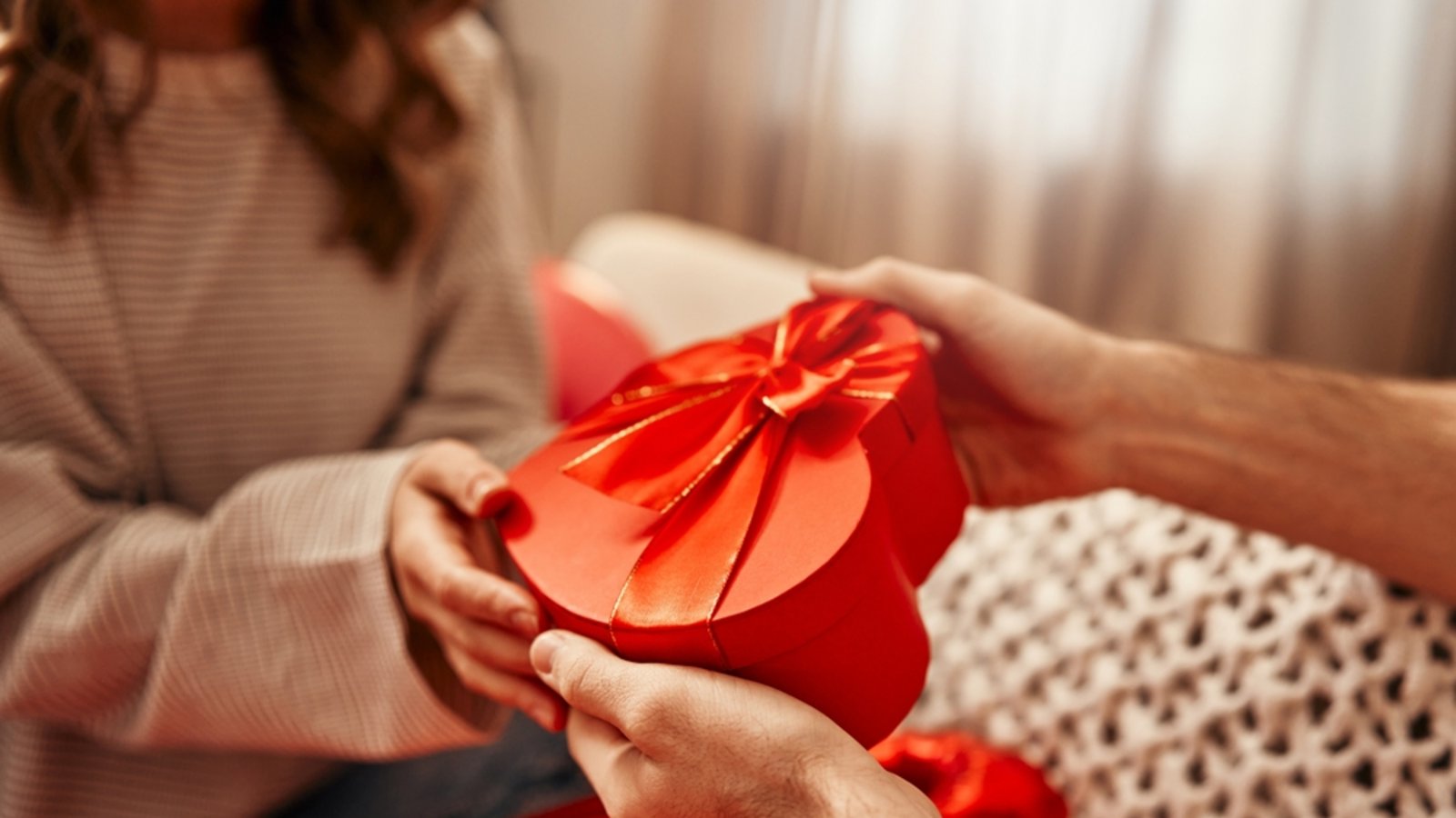 Wer ein Last-Minute-Geschenk zum Valentinstag sucht, wird unter Umständen auch online fündig.Foto: ORION PRODUCTION/ Shutterstock
