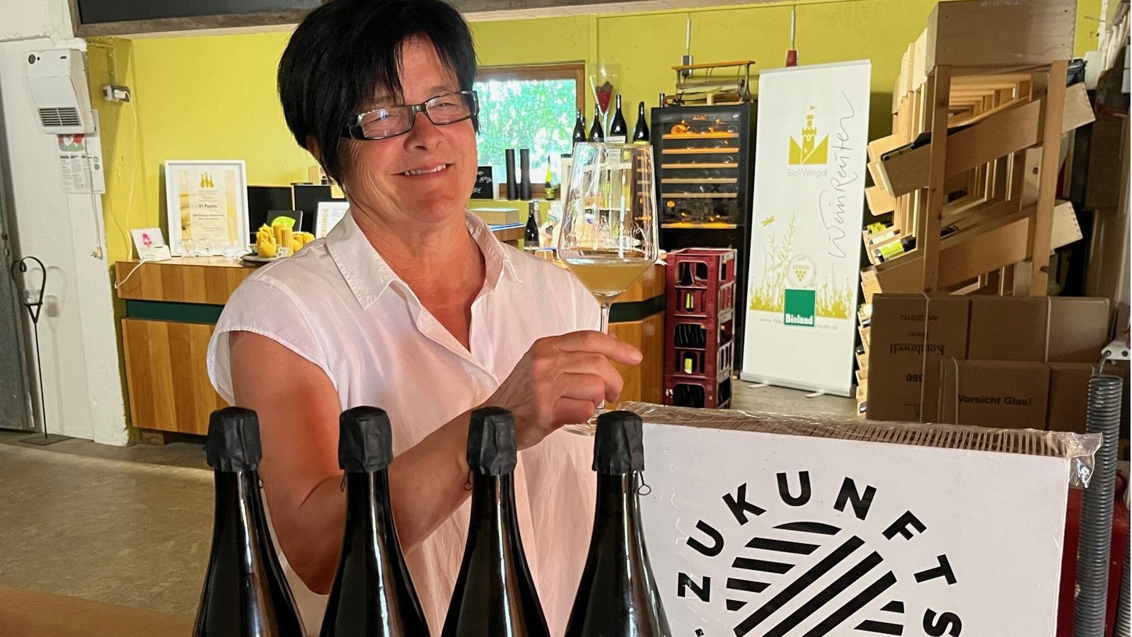 Michaela Weinreuter in ihrem Reich mit ihrem Petillant Naturelle (PetNat).Foto: hog/hog