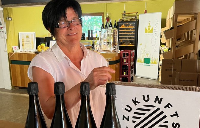 Michaela Weinreuter in ihrem Reich mit ihrem Petillant Naturelle (PetNat).<span class='image-autor'>Foto: hog/hog</span>
