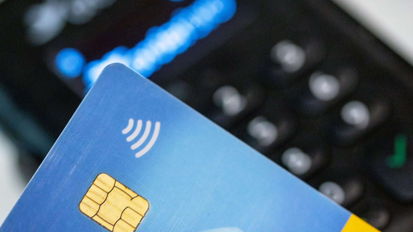 Im vergangenen Jahr haben Verbraucher in Deutschland so häufig bargeldlos mit der Girocard bezahlt wie nie. (Symbolbild)Foto: Fernando Gutierrez-Juarez/dpa Im vergangenen Jahr haben Verbraucher in Deutschland so häufig bargeldlos mit der Girocard bezahlt wie nie. (Symbolbild)Foto: Fernando Gutierrez-Juarez/dpa