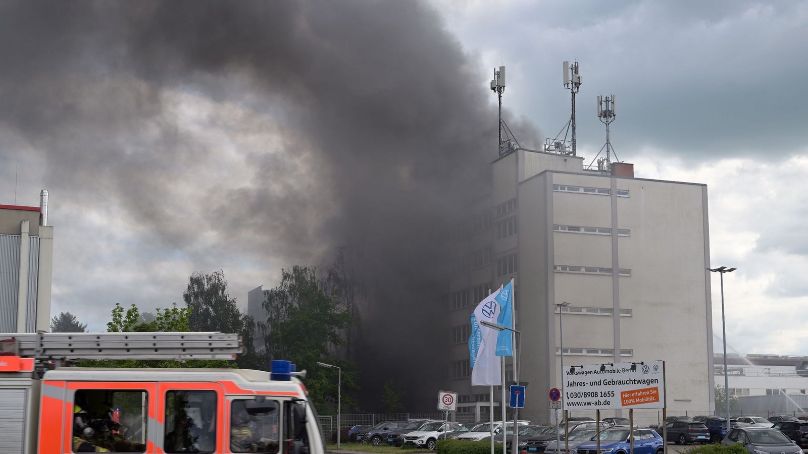 Rauch verhüllt ein Gebäude in Berlin-Lichtenfelde. Bei einem Großbrand in einer Firma für Metalltechnik hat sich am Freitag eine riesige Rauchwolke über dem Westen der Stadt gebildet.Foto: Michael Bahlo/dpa