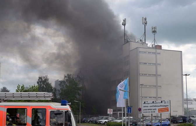 Rauch verhüllt ein Gebäude in Berlin-Lichtenfelde. Bei einem Großbrand in einer Firma für Metalltechnik hat sich am Freitag eine riesige Rauchwolke über dem Westen der Stadt gebildet.<span class='image-autor'>Foto: Michael Bahlo/dpa</span>